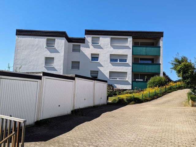 Blick auf die Wohnanlage mit Garagenzeile - Miteigentumsanteil in einer WEG-Anlage **Sondereigentum an einer Garage - nicht errichtet**