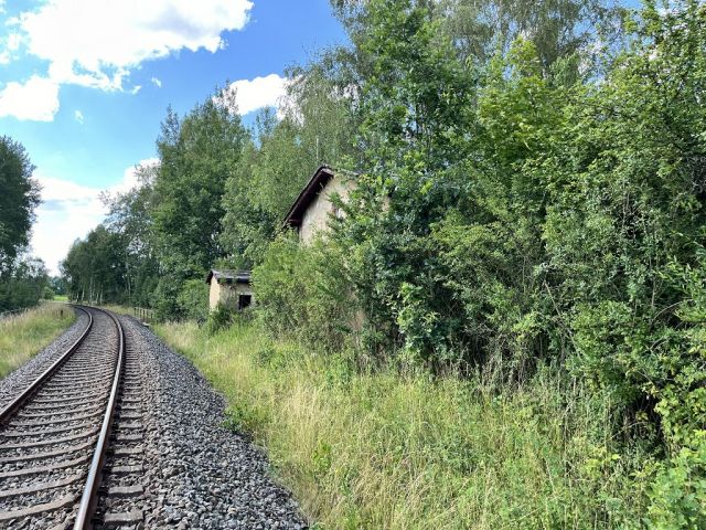 Blick auf Verkaufsgegenstand und die Umgebung - Ehemaliges Bahnwärterhaus im Oberlausitzer Bergland und direkt an der Tschechischen Landesgrenze