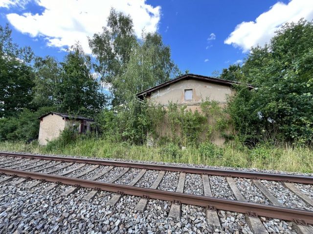 Blick auf Verkaufsgegenstand und die Umgebung - Ehemaliges Bahnwärterhaus im Oberlausitzer Bergland und direkt an der Tschechischen Landesgrenze