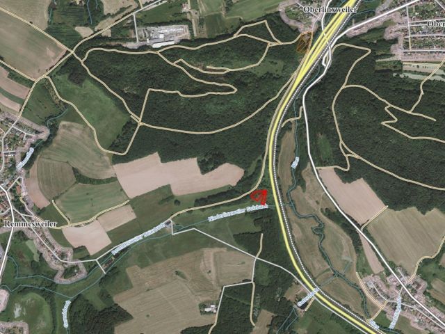 Lageskizze mit Umgebung und Luftbildunterlegung - 2 vertragsfreie Grün-/Waldflächen westlich der B 41 **etwa 37 km von der Altstadt Saarbrücken entfernt**