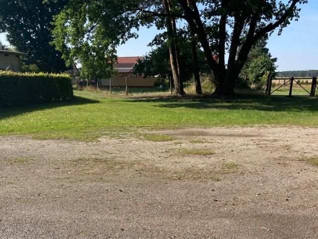 Blick auf Flurstück 318/1 und Umgebung - Kleine Grünfläche neben Wohngrundstück, Ackerstreifen im B-Plan und Wegefläche mit insgesamt über 1,9 ha Grundstücksgröße