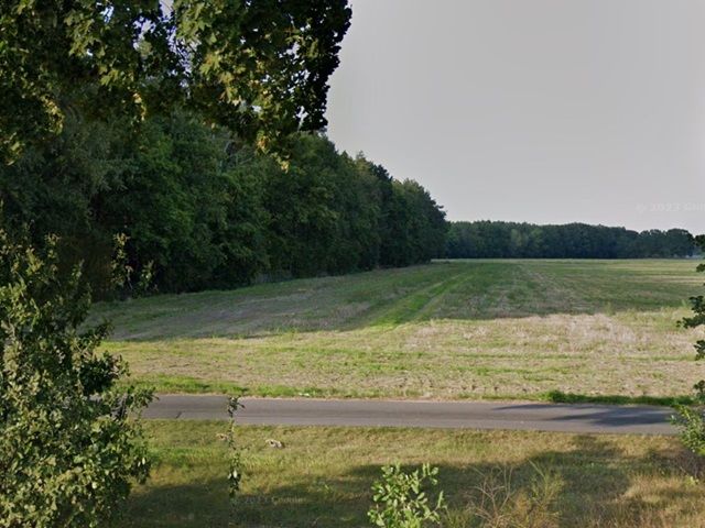 Blick auf Flurstück 718 und Umgebung - Kleine Grünfläche neben Wohngrundstück, Ackerstreifen im B-Plan und Wegefläche mit insgesamt über 1,9 ha Grundstücksgröße