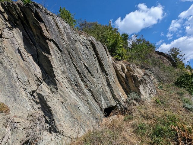 Grundstück und Umgebung - Vertragsfreies Grundstück (Fels) inmitten von Weinbergen im der Weinbaulage ´Kauber Rauschelay´