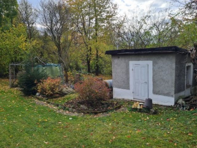 Blick auf Verkaufsgegenstand - Gartengrundstück mit kleinem massiven Schuppen im Städtedreieck Leipzig, Chemnitz und Dresden