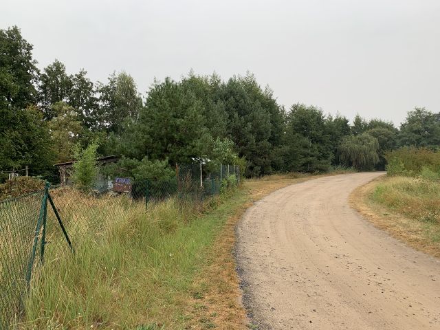 Zuwegung zur Verkaufsfläche und benachbarte Tauchschule - Vertragsfreie Waldfläche nahe dem Baggersee & dem Schloss Gusow