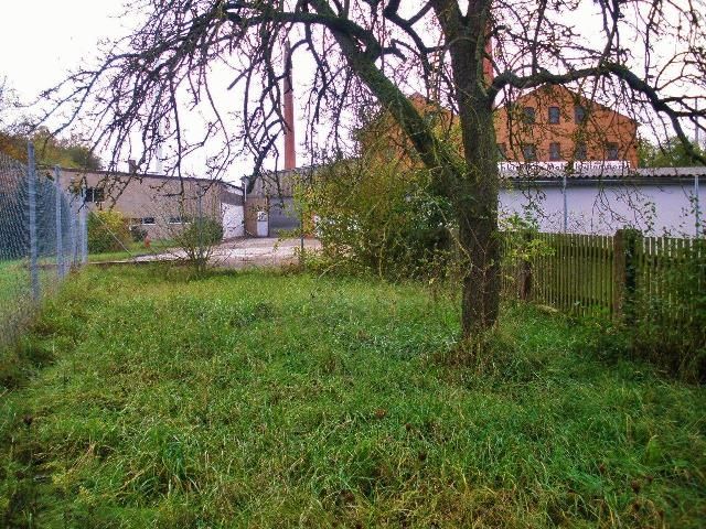 Verkaufsfläche und Umgebung - Aufnahme 2014 - Vertragsfreier ehemaliger Kleingarten und Grün-/Waldfläche am Rande eines Gewerbegebietes in der Metropolregion Nürnberg