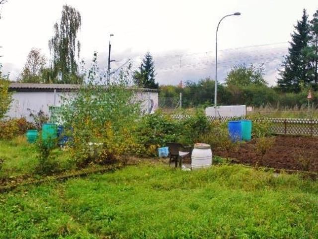 Verkaufsfläche in genutztem Zustand - Aufnahme 2014 - Vertragsfreier ehemaliger Kleingarten und Grün-/Waldfläche am Rande eines Gewerbegebietes in der Metropolregion Nürnberg