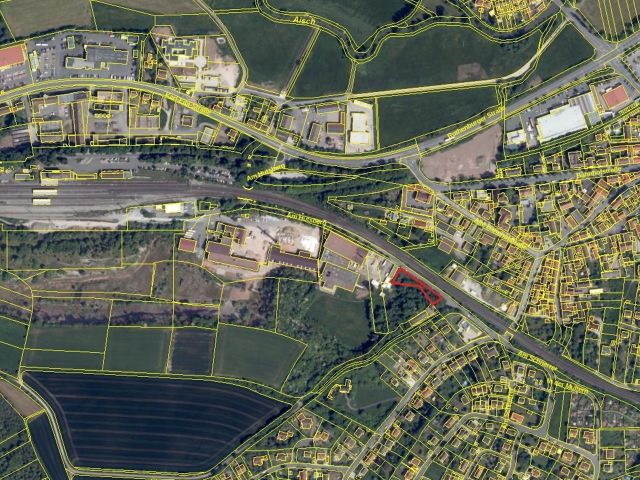 Lageskizze mit Umgebung und Luftbildunterlegung - Vertragsfreier ehemaliger Kleingarten und Grün-/Waldfläche am Rande eines Gewerbegebietes in der Metropolregion Nürnberg