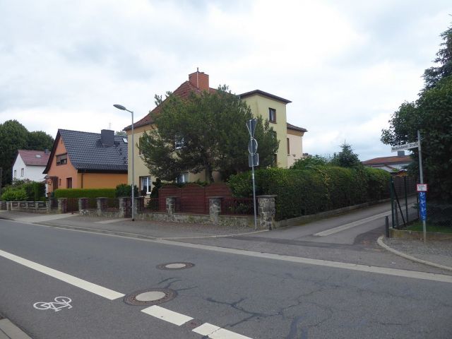 Blick auf Welbslebener Straße und den Abzweig der Anliegerstraße - Vermietetes Gartengrundstück hinter Wohnbebauung im Harz