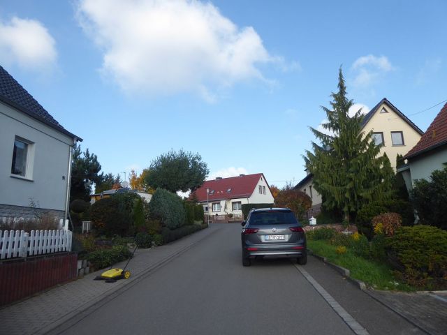Straßenansicht - Leerstehende Doppelhaushälfte mit Garage innerhalb einer Wohnsiedlung ca. 1 km nördlich des Marktplatzes von Teuchern