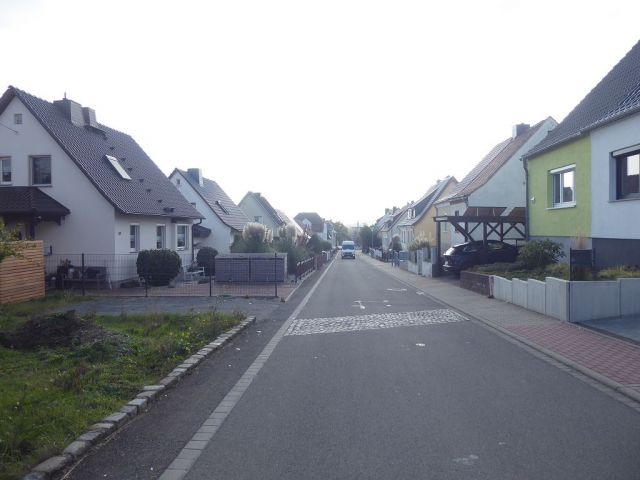 Straßenansicht - Leerstehende Doppelhaushälfte mit Garage innerhalb einer Wohnsiedlung ca. 1 km nördlich des Marktplatzes von Teuchern
