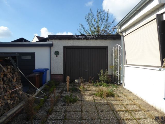 Blick auf Garage und Zugang zum Zwischenraum - Leerstehende Doppelhaushälfte mit Garage innerhalb einer Wohnsiedlung ca. 1 km nördlich des Marktplatzes von Teuchern