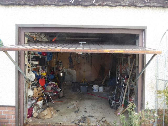 Garage - Leerstehende Doppelhaushälfte mit Garage innerhalb einer Wohnsiedlung ca. 1 km nördlich des Marktplatzes von Teuchern