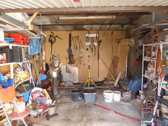 Innenansicht Garage - Leerstehende Doppelhaushälfte mit Garage innerhalb einer Wohnsiedlung ca. 1 km nördlich des Marktplatzes von Teuchern