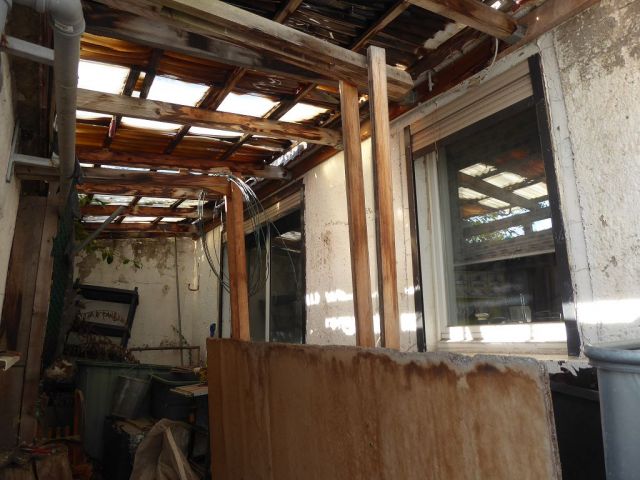 Blick auf den Zwischenraum - Leerstehende Doppelhaushälfte mit Garage innerhalb einer Wohnsiedlung ca. 1 km nördlich des Marktplatzes von Teuchern