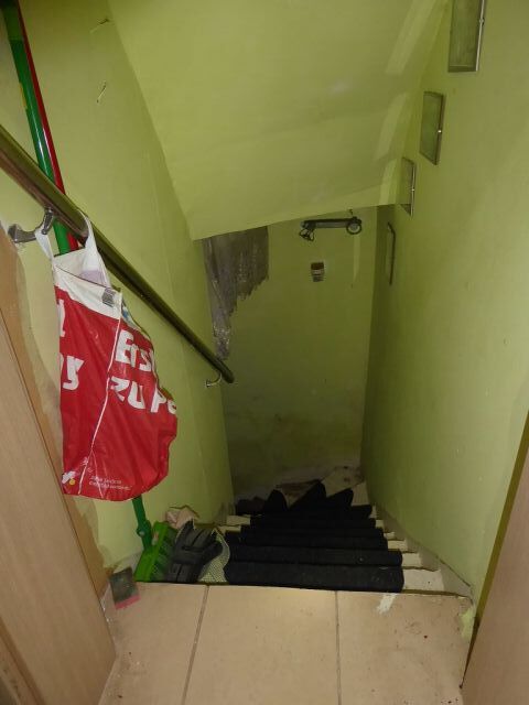 Innenansicht Zugang zum KG - Leerstehende Doppelhaushälfte mit Garage innerhalb einer Wohnsiedlung ca. 1 km nördlich des Marktplatzes von Teuchern