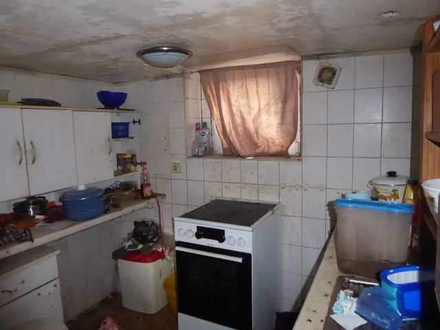 Innenansicht KG - Leerstehende Doppelhaushälfte mit Garage innerhalb einer Wohnsiedlung ca. 1 km nördlich des Marktplatzes von Teuchern