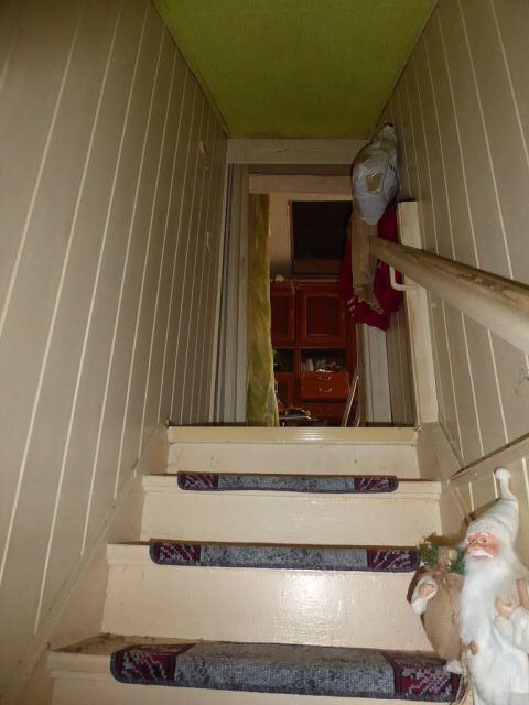 Zugang zum DG - Leerstehende Doppelhaushälfte mit Garage innerhalb einer Wohnsiedlung ca. 1 km nördlich des Marktplatzes von Teuchern