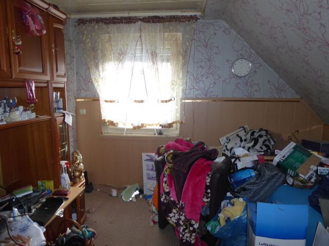 Innenansicht DG - Leerstehende Doppelhaushälfte mit Garage innerhalb einer Wohnsiedlung ca. 1 km nördlich des Marktplatzes von Teuchern