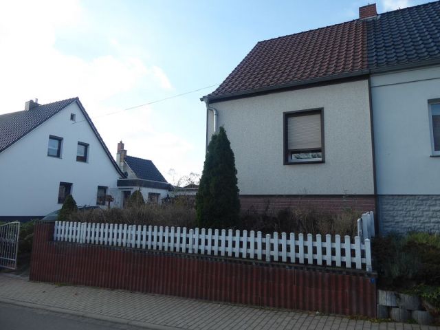 Blick auf Verkaufsobjekt und Umgebung - Leerstehende Doppelhaushälfte mit Garage innerhalb einer Wohnsiedlung ca. 1 km nördlich des Marktplatzes von Teuchern