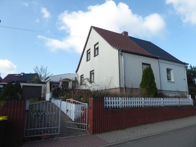 Blick auf Verkaufsobjekt und Umgebung - Leerstehende Doppelhaushälfte mit Garage innerhalb einer Wohnsiedlung ca. 1 km nördlich des Marktplatzes von Teuchern
