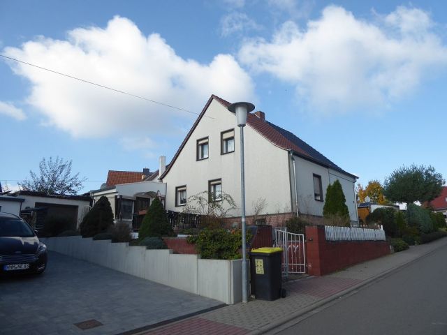 Blick auf Verkaufsobjekt und Umgebung - Leerstehende Doppelhaushälfte mit Garage innerhalb einer Wohnsiedlung ca. 1 km nördlich des Marktplatzes von Teuchern