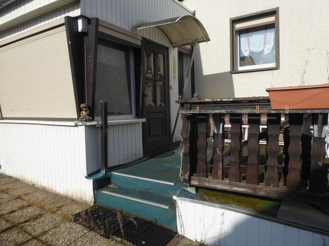 Hauseingang und Terrasse - Leerstehende Doppelhaushälfte mit Garage innerhalb einer Wohnsiedlung ca. 1 km nördlich des Marktplatzes von Teuchern