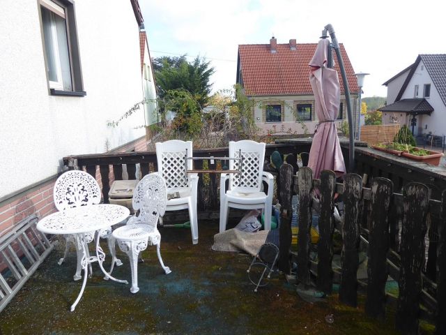 Terrasse - Leerstehende Doppelhaushälfte mit Garage innerhalb einer Wohnsiedlung ca. 1 km nördlich des Marktplatzes von Teuchern