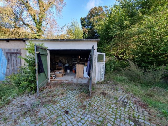 Blick auf Verkaufsgegenstand und angrenzende Garage - Großes Garagengrundstück im Innenbereich von Döbern ** im FNP als Wohnbaufläche ausgewiesen