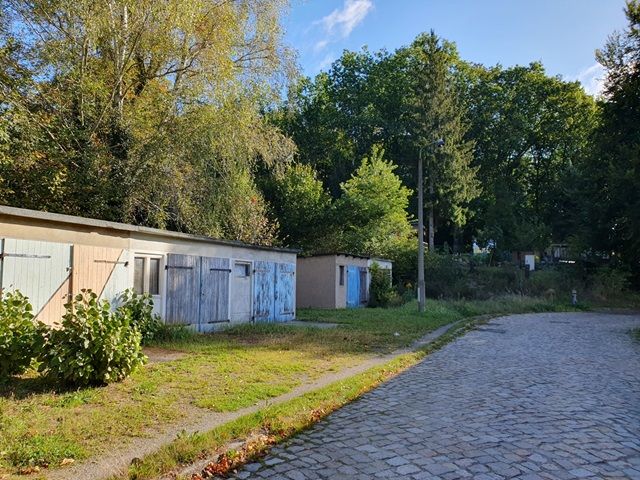 Blick auf Umgebung und Richtung Verkaufsgegenstand - Großes Garagengrundstück im Innenbereich von Döbern ** im FNP als Wohnbaufläche ausgewiesen