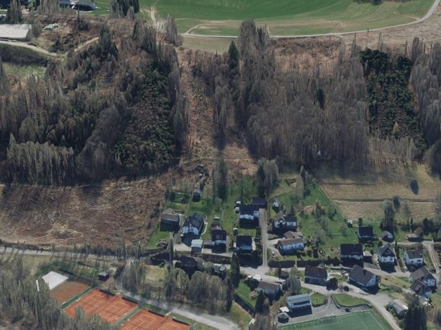 Vertragsfreies Grundstück hinter einem Wohnhaus **ehem. Bestandteil einer geschlossenen Waldfläche**