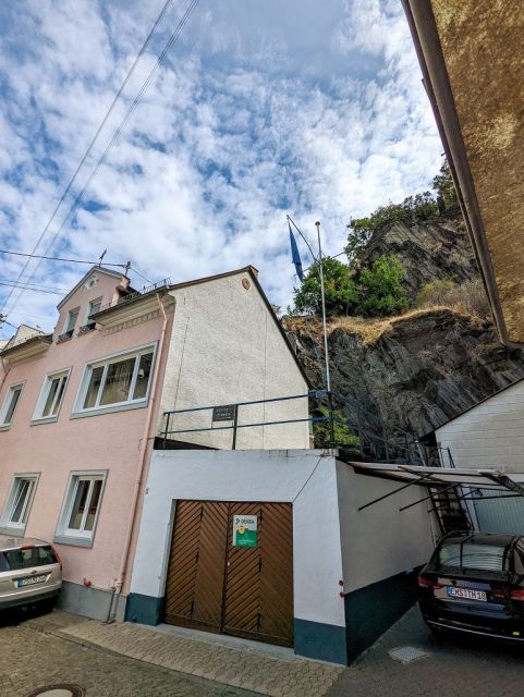Blick Richtung Verkaufsgegenstand und auf die Umgebung - Fläche hinter einem Wohngrundstück im Innenbereich nahe dem Markt- und Kirchplatz in Kaub