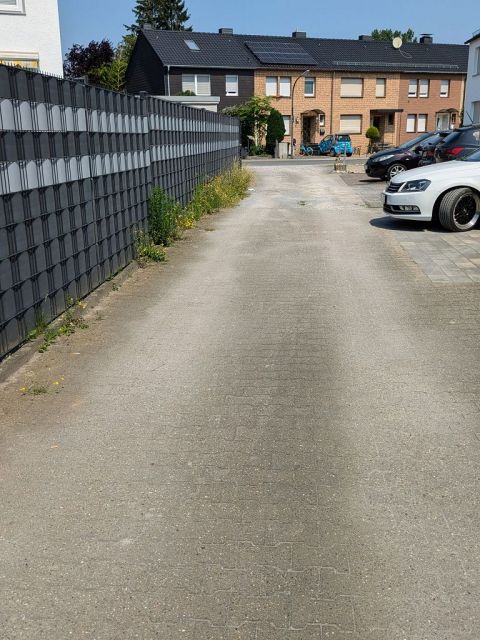 Blick auf Verkaufsflurstück 366 und Umgebung - Zwei Verkehrsflächen vor Wohngrundstücken in einem Wohngebiet in Recklinghausen im nördlichen Ruhrgebiet