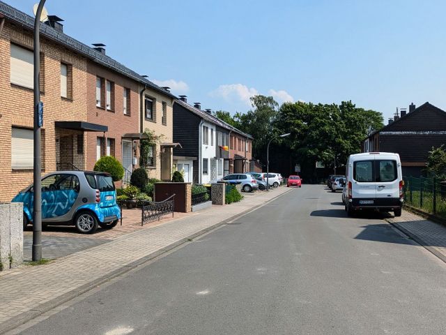 Ansicht Landschützstraße vor den Verkaufsflurstücken - Zwei Verkehrsflächen vor Wohngrundstücken in einem Wohngebiet in Recklinghausen im nördlichen Ruhrgebiet