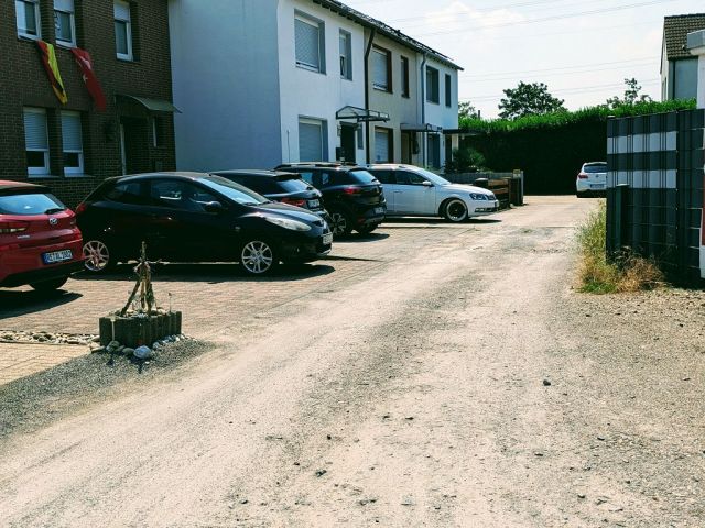 Blick auf Verkaufsflurstück 366 und Umgebung - Zwei Verkehrsflächen vor Wohngrundstücken in einem Wohngebiet in Recklinghausen im nördlichen Ruhrgebiet