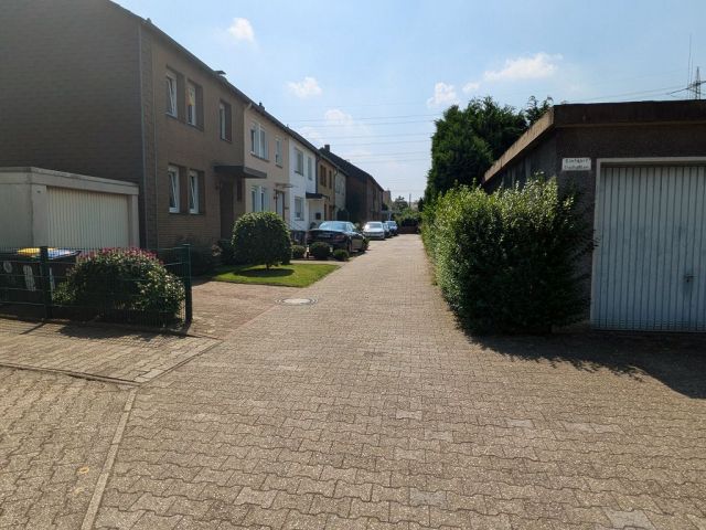 Blick auf Verkaufsflurstück 25 und Umgebung - Zwei Verkehrsflächen vor Wohngrundstücken in einem Wohngebiet in Recklinghausen im nördlichen Ruhrgebiet