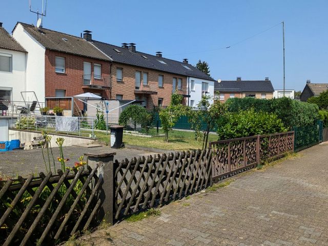 Blick vom Verkaufsflurstück 25 auf angrenzende Wohngrundstücke - Zwei Verkehrsflächen vor Wohngrundstücken in einem Wohngebiet in Recklinghausen im nördlichen Ruhrgebiet