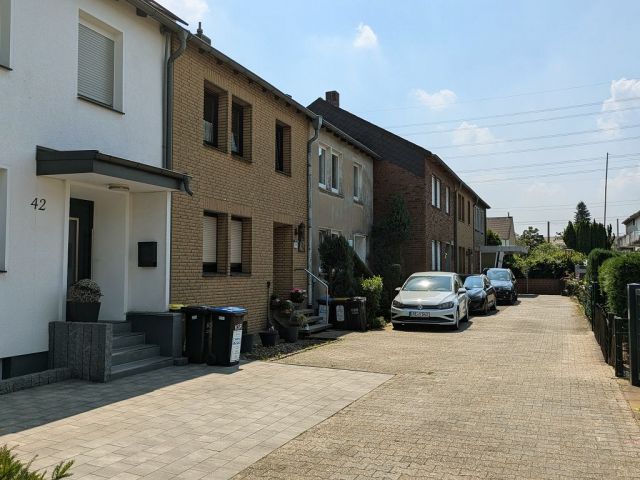 Blick auf Verkaufsflurstück 25 und Umgebung - Zwei Verkehrsflächen vor Wohngrundstücken in einem Wohngebiet in Recklinghausen im nördlichen Ruhrgebiet