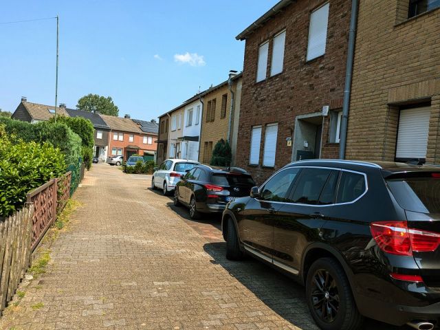 Blick auf Verkaufsflurstück 25 und Umgebung - Zwei Verkehrsflächen vor Wohngrundstücken in einem Wohngebiet in Recklinghausen im nördlichen Ruhrgebiet
