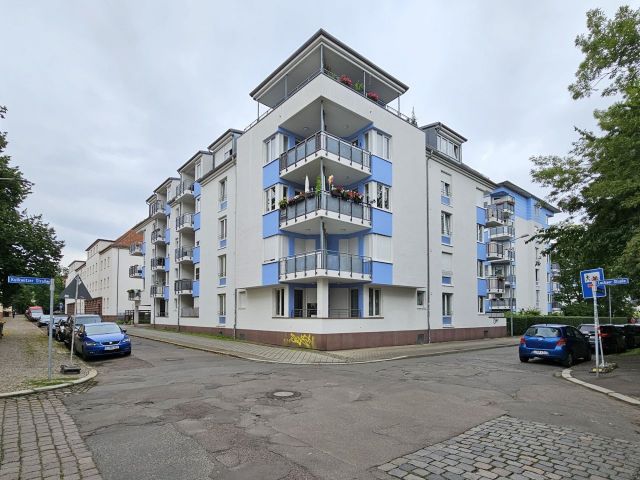 Wohnanlage (Zufahrt zum Stellplatz links) - Vermieteter Tiefgaragenstellplatz Nr. 41 in Leipzig **Mieteinnahmen 900,00 EUR p.a.**