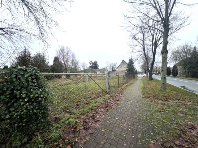 Straßenansicht und Verkaufsfläche links - Vertragsfreie Fläche mit Garage zwischen Wohngrundstücken in Ortslage