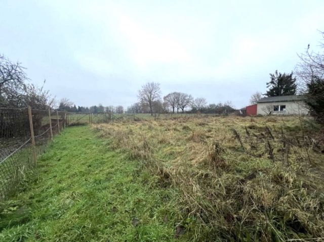 Blick auf Verkaufsfläche und Umgebung - Vertragsfreie Fläche mit Garage zwischen Wohngrundstücken in Ortslage