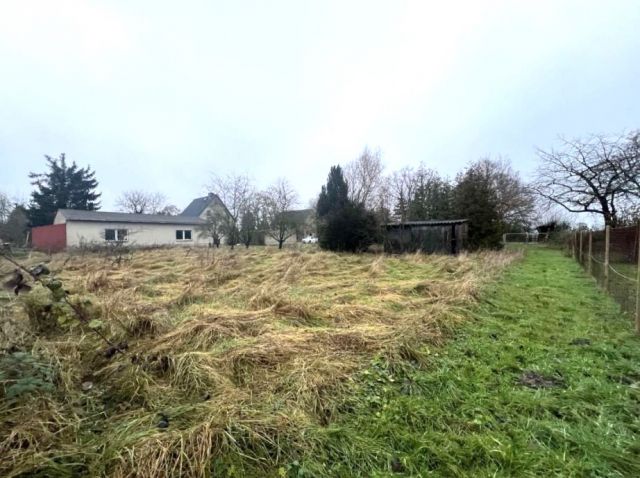Blick auf Verkaufsfläche und Umgebung - Vertragsfreie Fläche mit Garage zwischen Wohngrundstücken in Ortslage