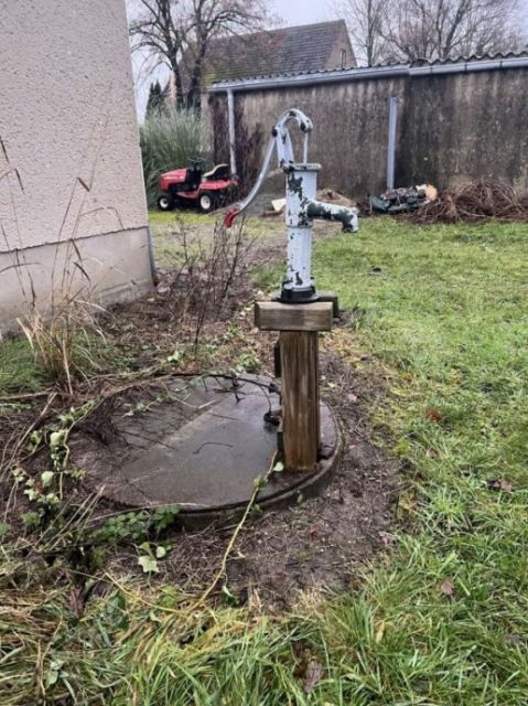 Pumpe/Brunnen auf der Verkaufsfläche - Vertragsfreie Fläche mit Garage zwischen Wohngrundstücken in Ortslage