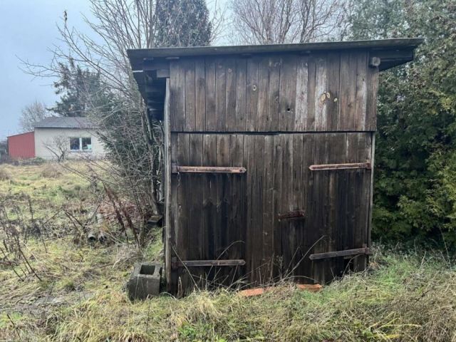 Kleiner maroder Holzschuppen - Vertragsfreie Fläche mit Garage zwischen Wohngrundstücken in Ortslage