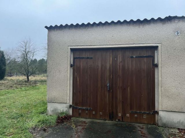 Garage auf der Verkaufsfläche - Vertragsfreie Fläche mit Garage zwischen Wohngrundstücken in Ortslage