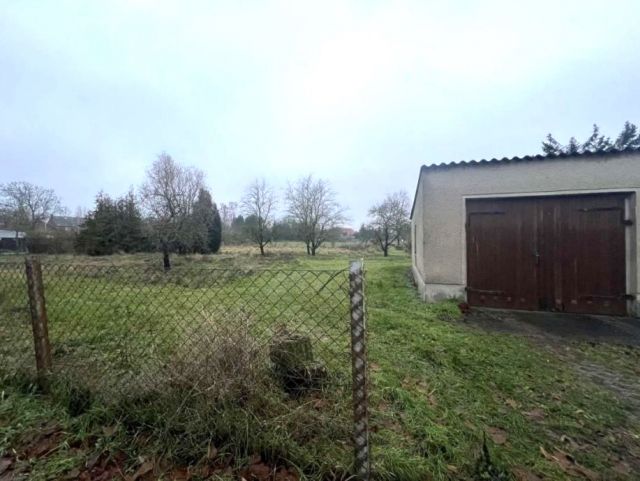 Blick auf Verkaufsfläche - Vertragsfreie Fläche mit Garage zwischen Wohngrundstücken in Ortslage