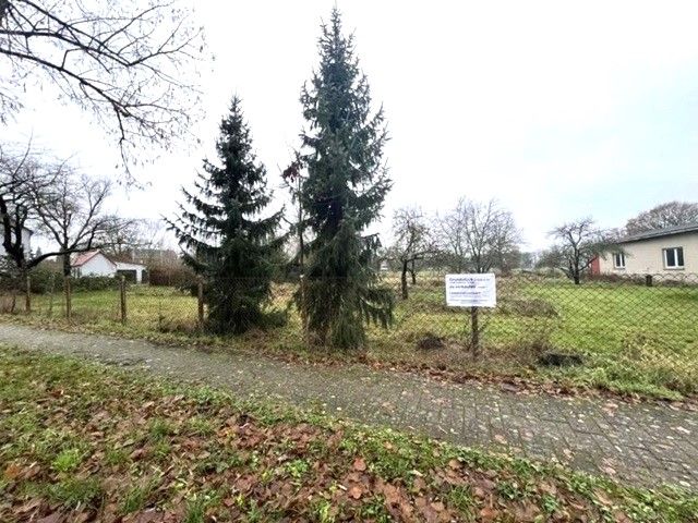 Blick auf Verkaufsfläche und Umgebung - Vertragsfreie Fläche mit Garage zwischen Wohngrundstücken in Ortslage