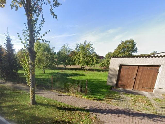 Blick auf Verkaufsfläche und Umgebung - Vertragsfreie Fläche mit Garage zwischen Wohngrundstücken in Ortslage