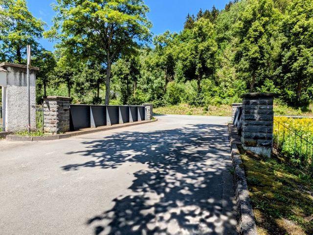Blick auf die Zuwegung/Zufahrt zum Museum die über ein Brückenbauwerk über den Bach über das Flurstück 93 verläuft - Teilw. vertragslos genutzte Zuwegung und Freiflächen des DampfLandLeute-Museums Eslohe und Teilflächen des Gewässers ´Salwey´